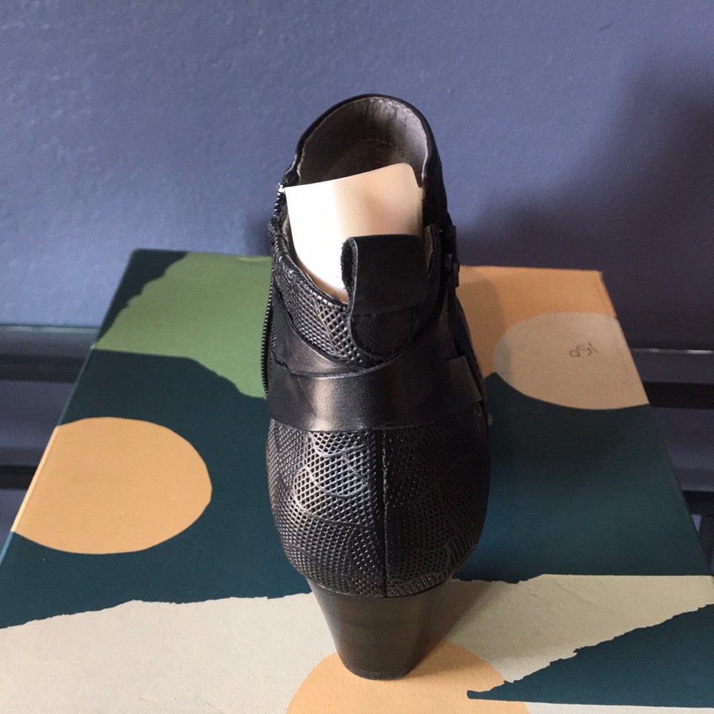 Shoe - Picture 3 of 5